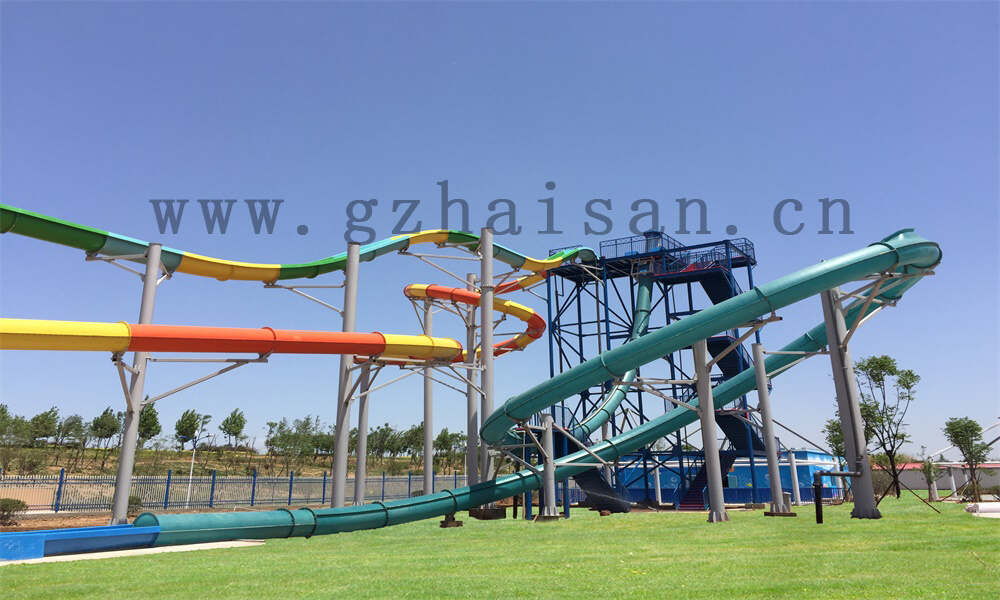 水上滑梯探险记：畅享清凉夏日，感受滑水激情